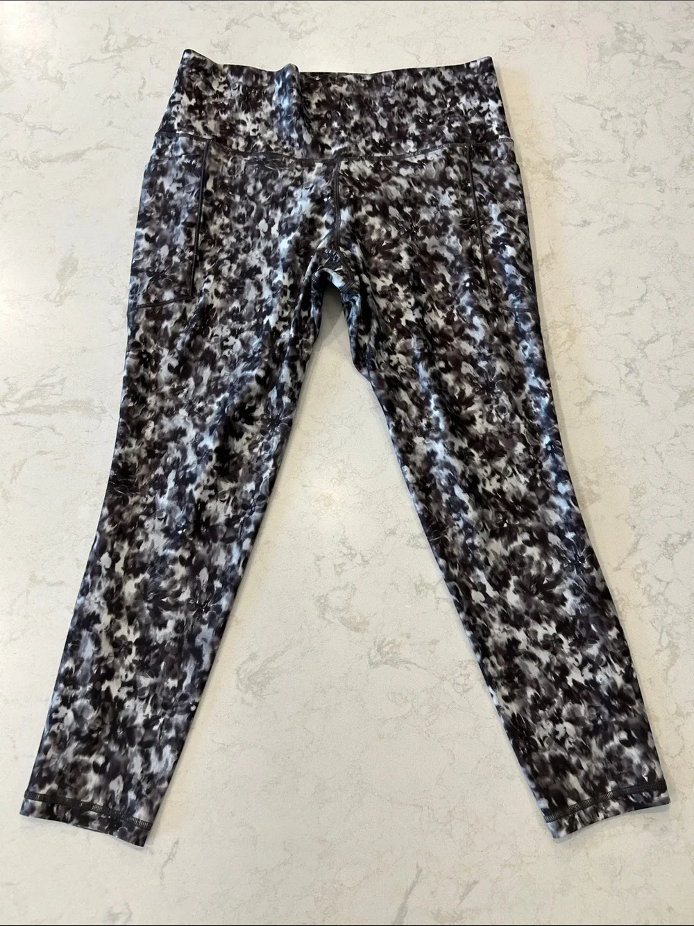 Athleta Salutation Stash 7/8 Tights Black & White Opaline Floral Large L